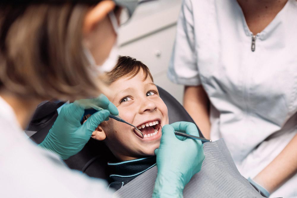 Bienvenue à la Clinique Dentaire Carrefour Laval. Notre équipe de dentistes et spécialistes offre des soins de qualité dans un cadre moderne et convivial.